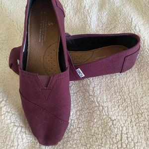 Barely worn, pretty shade of deep burgundy.